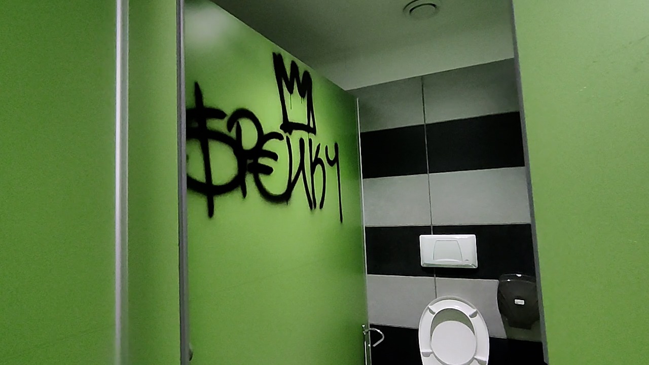 Vandali all’Autostazione di Avellino, presa di mira anche la pedana per i disabili