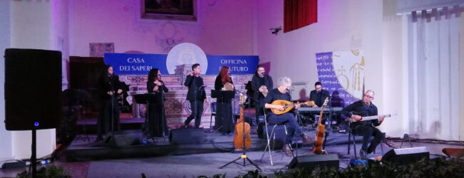 Benevento|Accademia Santa Sofia, successo per “Qualcuno sulla Terra” lo spettacolo di Eugenio Bennato