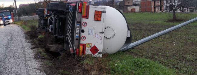 Calvi, cisterna di Gpl si ribalta: vigili del fuoco al lavoro per la messa in sicurezza