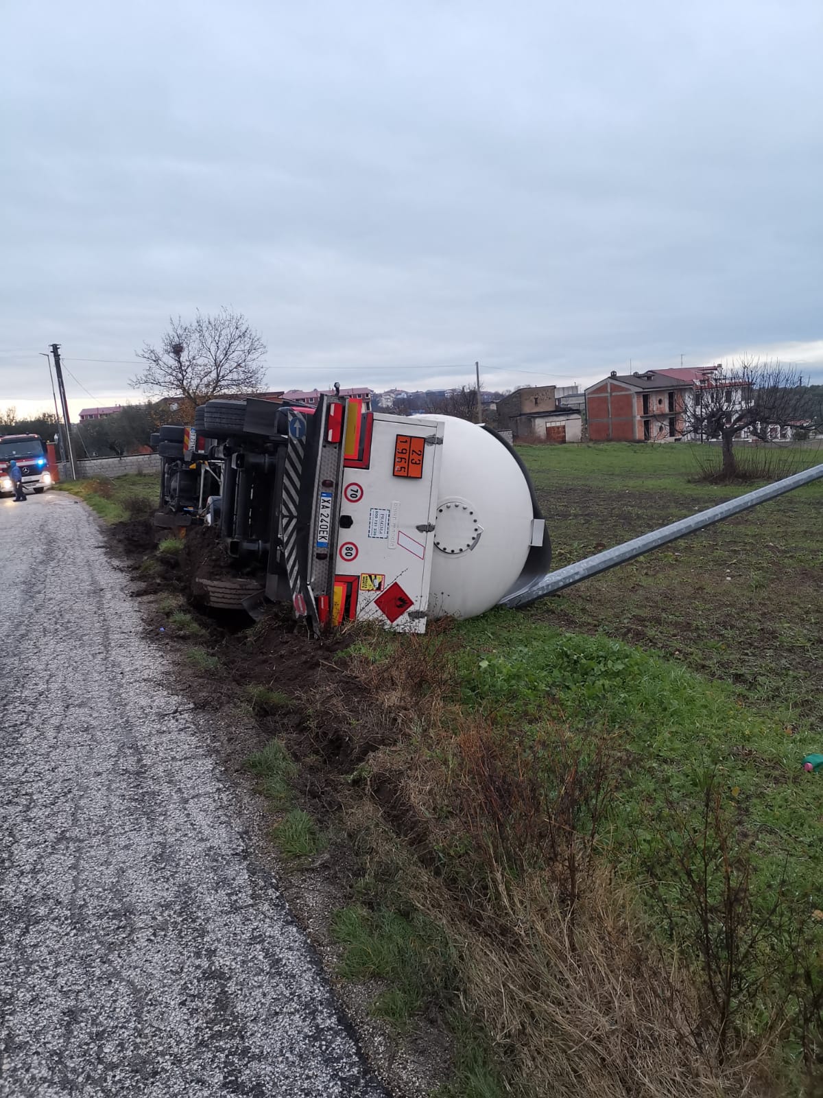 Calvi, cisterna di Gpl si ribalta: vigili del fuoco al lavoro per la messa in sicurezza