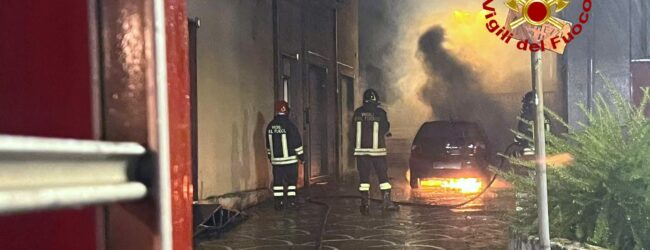 Forino| Auto in fiamme in piazza Municipio, indagano i carabinieri