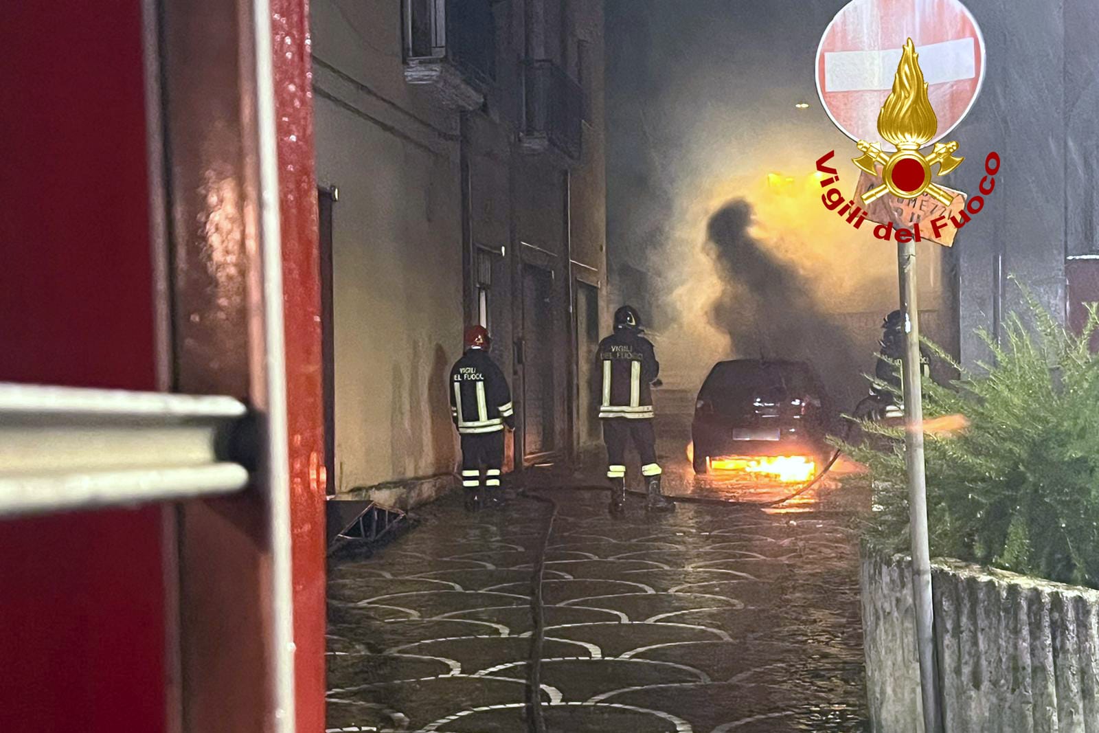 Forino| Auto in fiamme in piazza Municipio, indagano i carabinieri