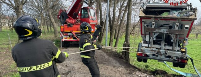 Cervinara| Camioncino per la raccolta dei rifiuti urbani si ribalta, recuperato con l’autogrù