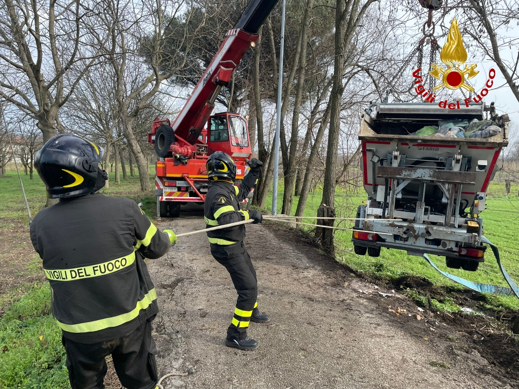 Cervinara| Camioncino per la raccolta dei rifiuti urbani si ribalta, recuperato con l’autogrù