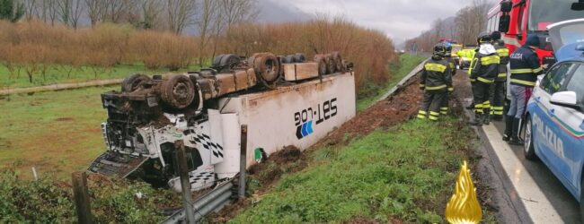 Atripalda| Autotreno si ribalta sul raccordo Avellino-Salerno, conducente miracolato