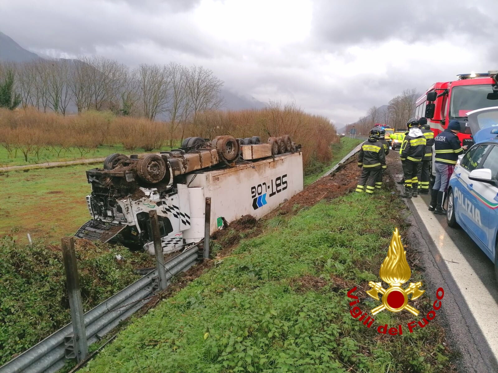Atripalda| Autotreno si ribalta sul raccordo Avellino-Salerno, conducente miracolato