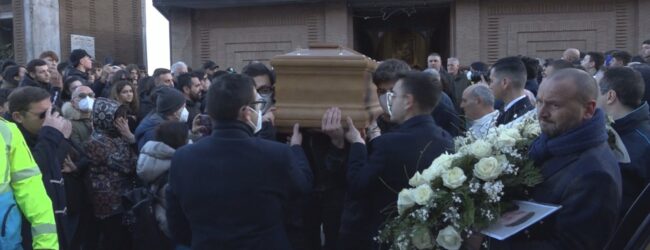 Mercogliano| Per l’ultimo saluto a Roberto oltre 1500 persone. Il vescovo Aiello: siamo tutti colpevoli