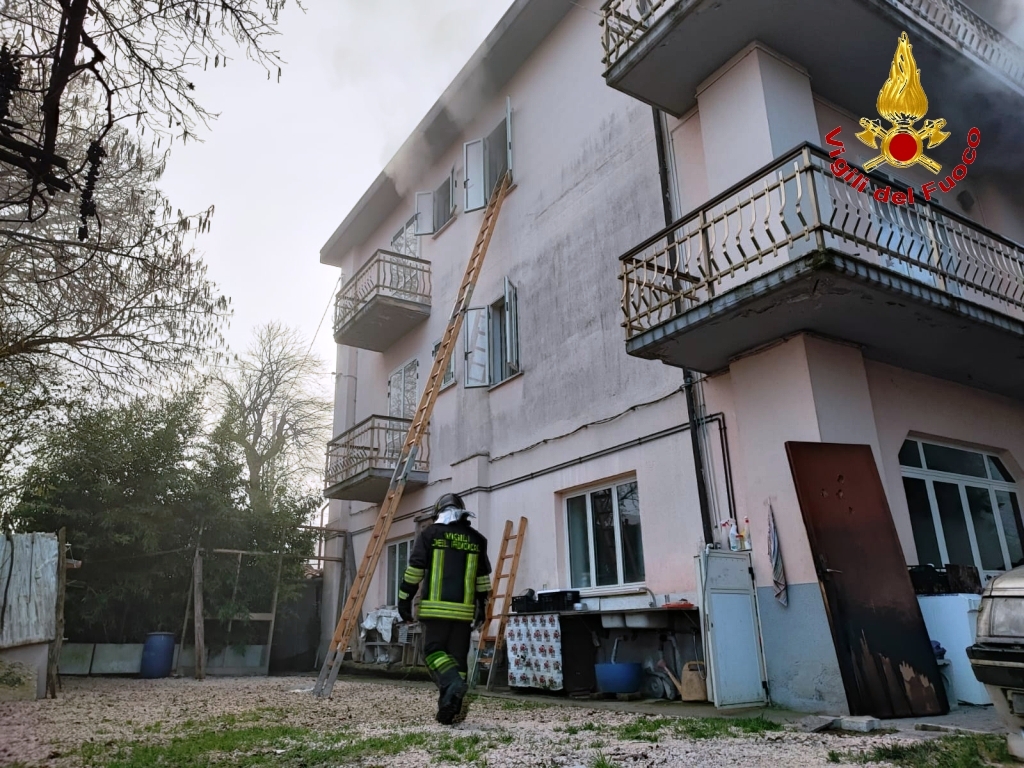 Lioni| Incendio in un’abitazione: padre e figlio scappano, 80enne salvata dai vigili del fuoco