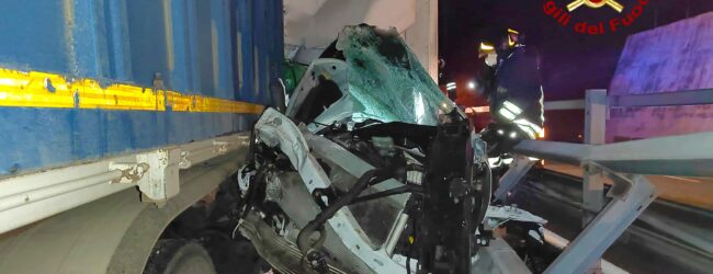 Monteforte Irpino| Tamponamento tra due camion sull’A16, autista romano incastrato nelle lamiere