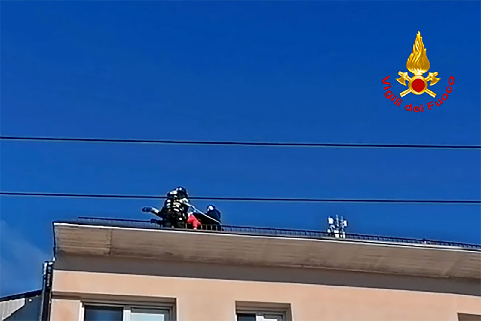 Avellino| Alloggi popolari fatiscenti a via Tedesco, donna minaccia di lanciarsi dal tetto