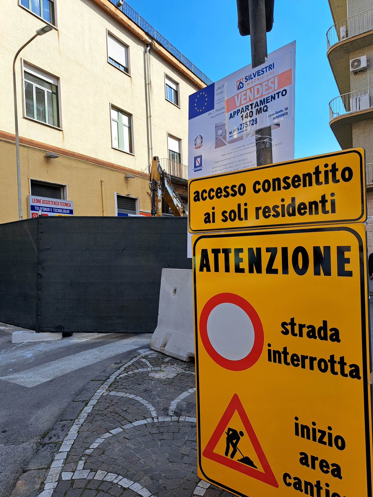 Pics, iniziati i lavori all’Arco di Traiano: rimossi i basoli in via dei Mulini