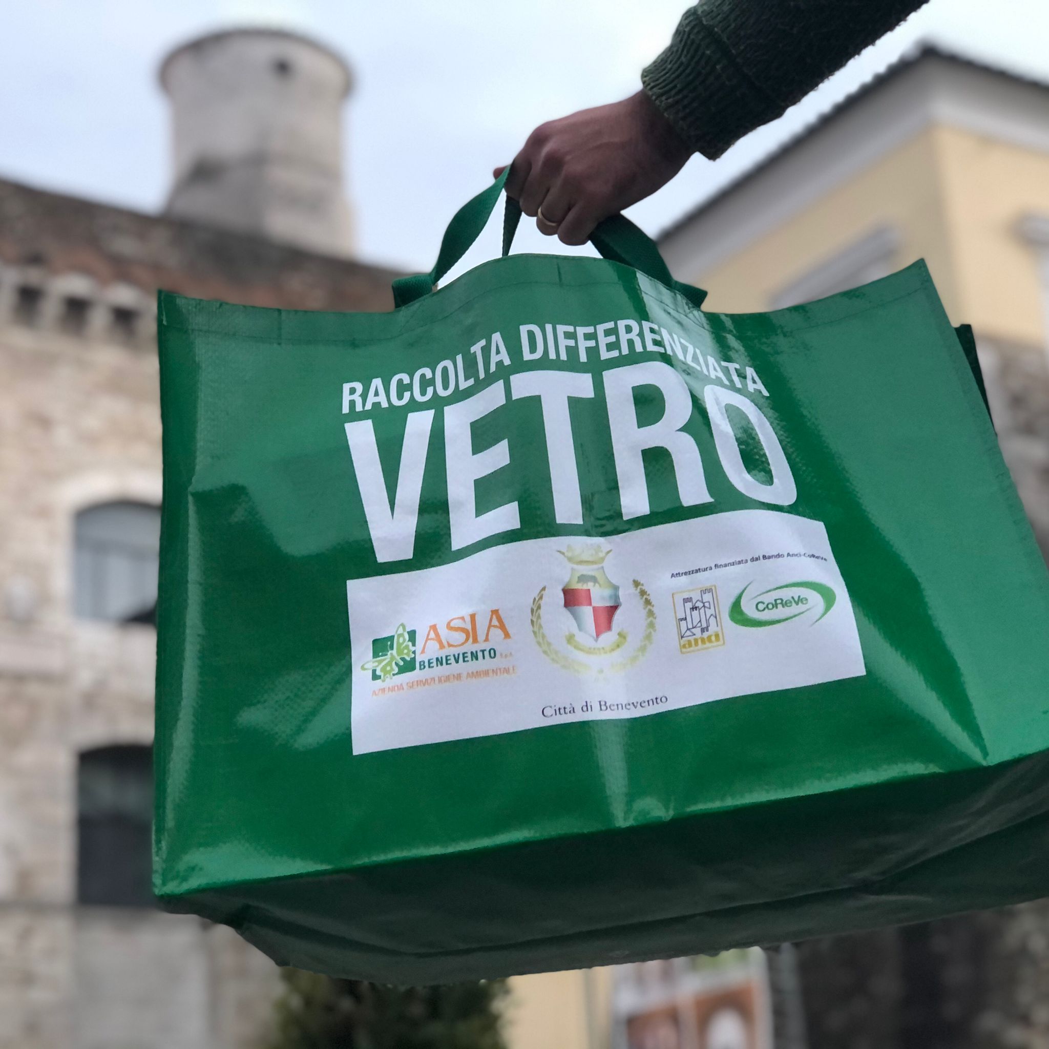 Asia Benevento, iniziata distribuzione borse per raccolta vetro nelle contrade