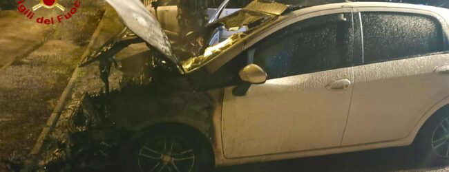 Serino| Auto in fiamme nella notte, intervento dei vigili del fuoco