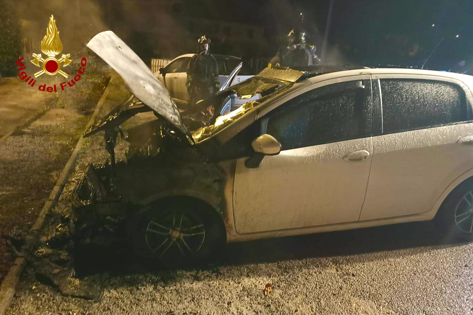 Serino| Auto in fiamme nella notte, intervento dei vigili del fuoco