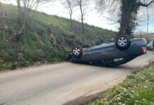 Auto si ribalta in contrada Piano Cappelle: tre feriti