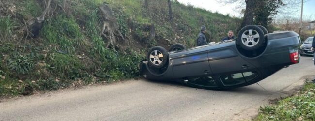 Auto si ribalta in contrada Piano Cappelle: tre feriti
