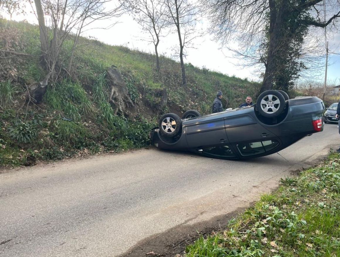 Auto si ribalta in contrada Piano Cappelle: tre feriti