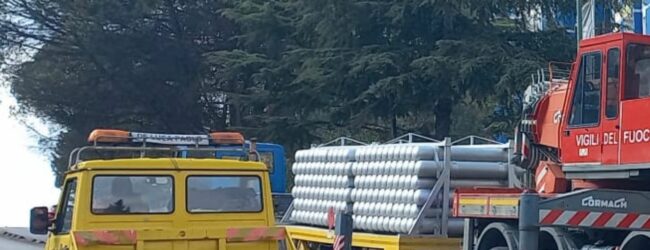 Camion carico di bombole perde il traino, paura al Rione Libertà