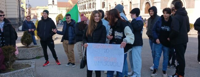 Edilizia scolastica, gli studenti di Benevento in presidio per ‘una scuola sicura’