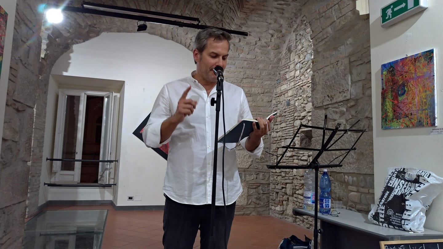 Francesco Campanile presenta la sua raccolta di poesie “Chewingum alla sambuca”