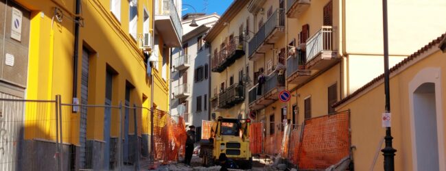 Avellino| Riparte il cantiere di via San Francesco Saverio, l’assessore Genovese: rifaremo anche le fogne