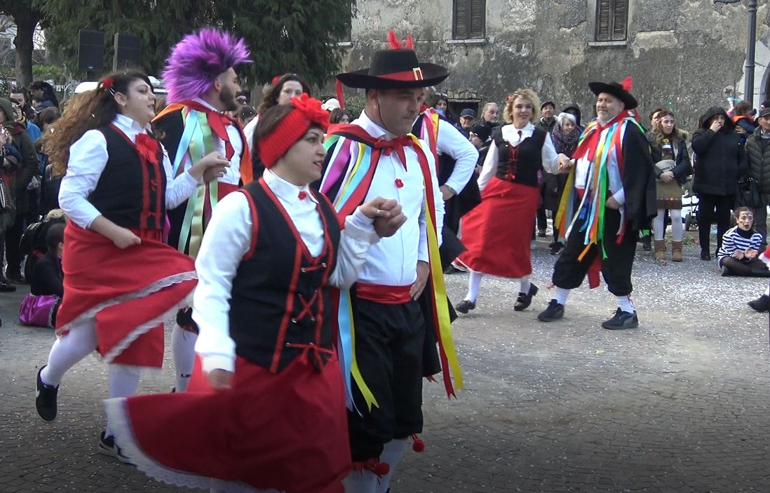 Cervinara, salutato il Carnevale con i balli Folk