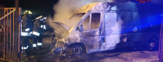 Castelfranci| Furgone in fiamme nella notte a Contrada Vallicelli, indagini dei carabinieri