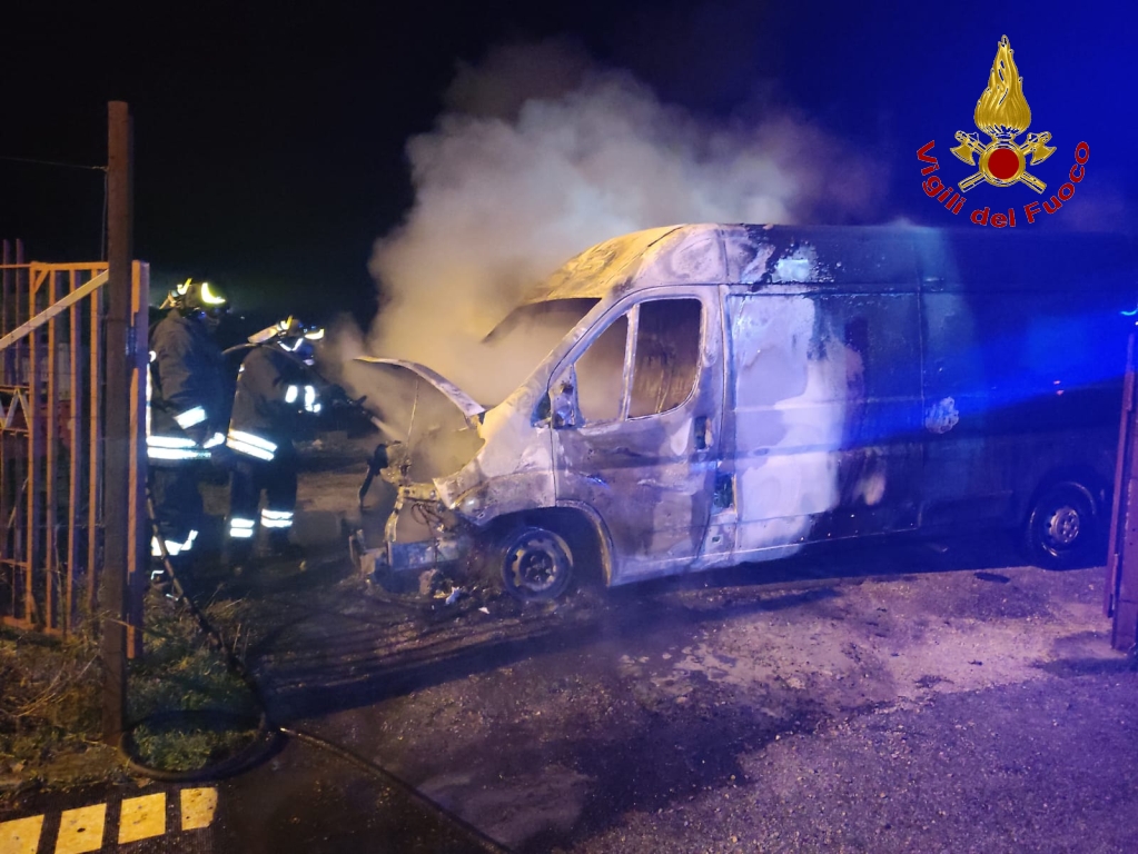 Castelfranci| Furgone in fiamme nella notte a Contrada Vallicelli, indagini dei carabinieri