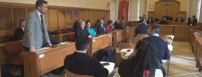 Debiti, la maggioranza li vota tutti. Burocrazia sotto assedio