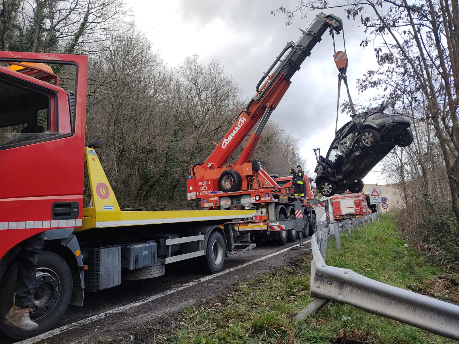 Strada statale 87, auto precipita in un vallone: ferito 42enne