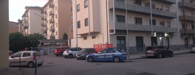 Giù dal quarto piano: muore 48enne al Rione Ferrovia