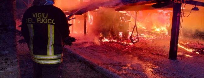 Bagnoli irpino| Chalet in fiamme, famiglia in salvo appena in tempo