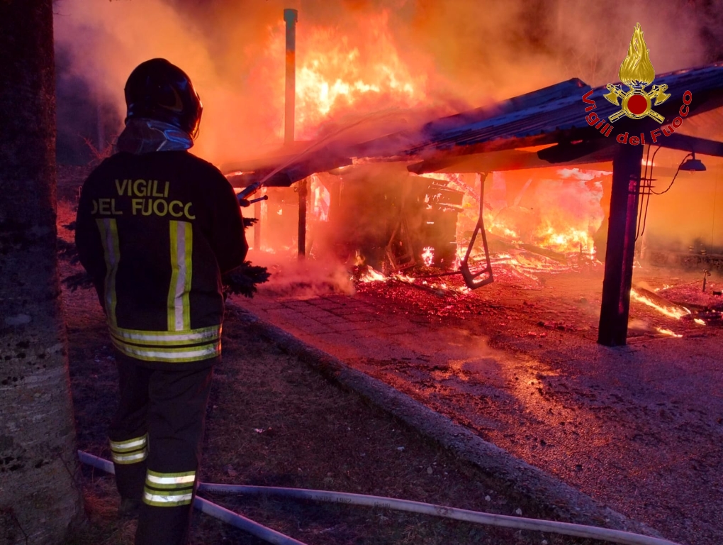 Bagnoli irpino| Chalet in fiamme, famiglia in salvo appena in tempo