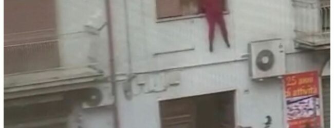 Benevento, donna si lancia dal primo piano: salvata da polizia e 118