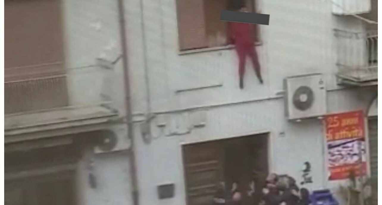 Benevento, donna si lancia dal primo piano: salvata da polizia e 118