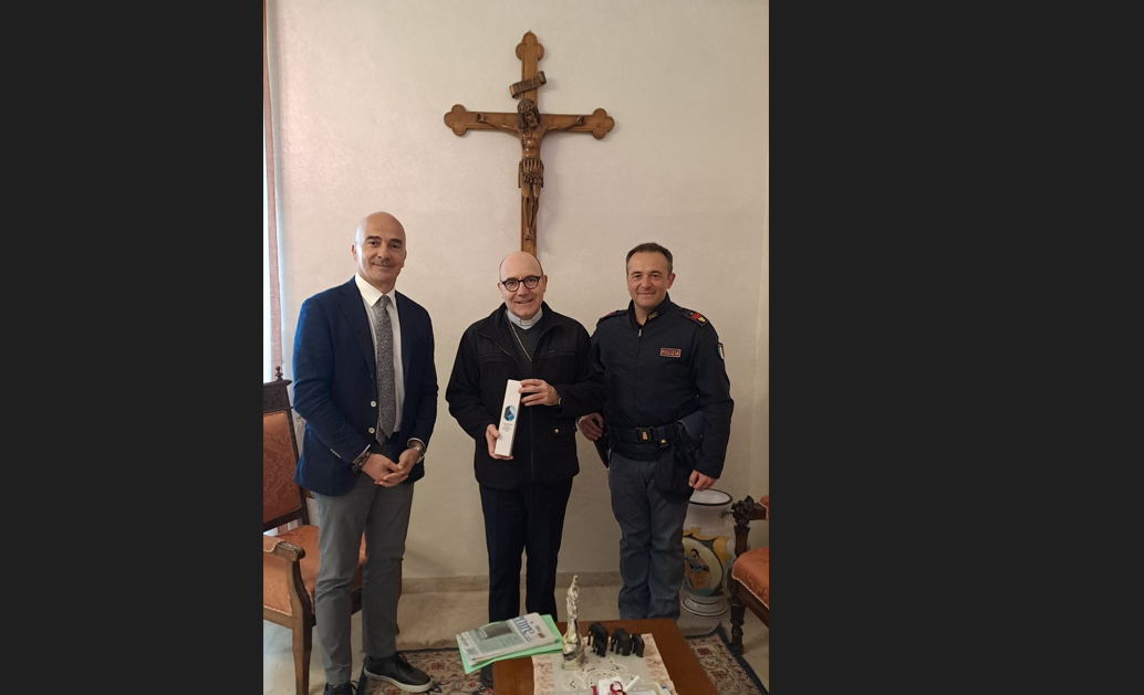Il Questore di Benevento ha consegnato all’Arcivescovo Accrocca un ampolla dell’olio di Capaci