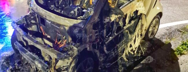 Avellino| Smart in fiamme questa notte a San Tommaso, intervengono i vigili del fuoco