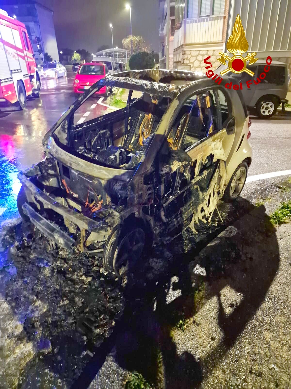 Avellino| Smart in fiamme questa notte a San Tommaso, intervengono i vigili del fuoco