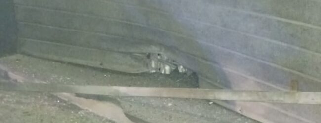 Benevento, bomba carta esplode davanti ad un negozio: danni alla serranda
