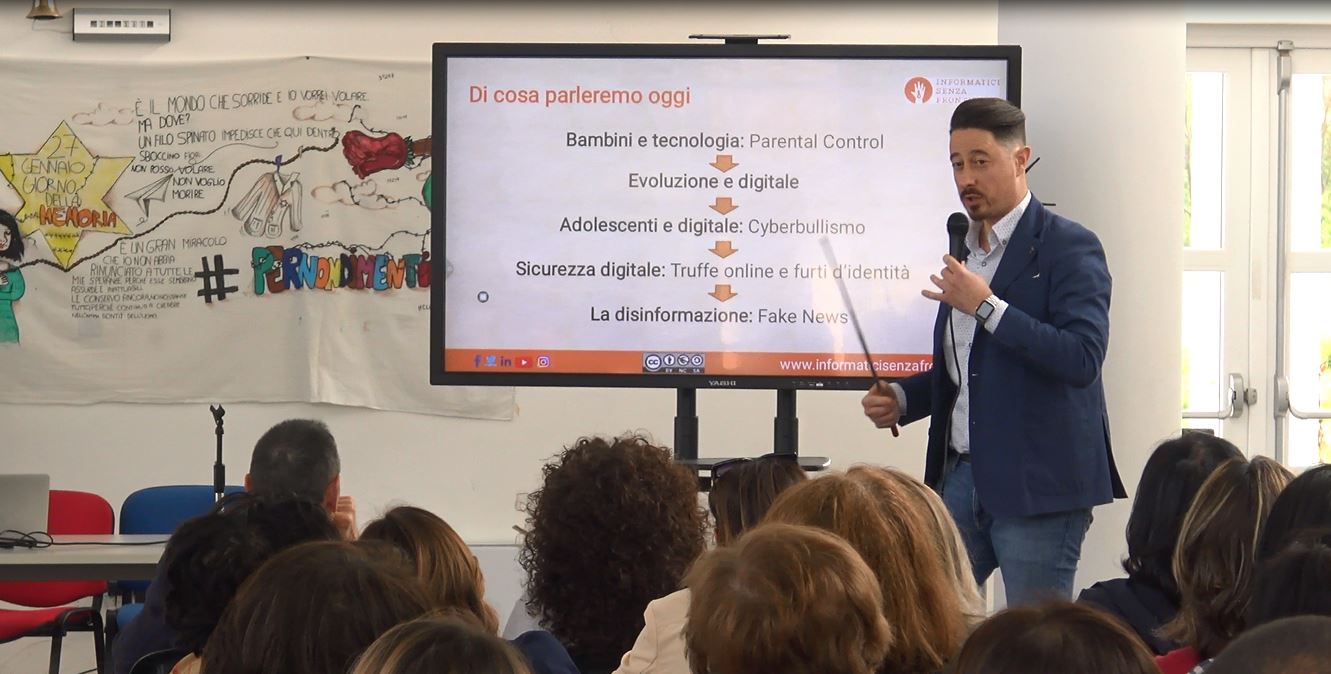 “Tecnologia consapevole”: seminario alla Scuola Secondaria Lucarelli di Benevento