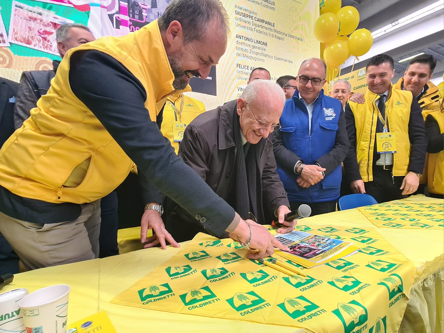 De Luca firma petizione Coldiretti contro il cibo sintetico.