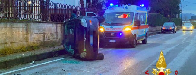 Monteforte Irpino| Incidente stradale in via Molinelle, auto si ribalta: ragazzo trasportato al Moscati