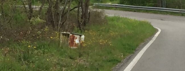 Elettrodomestico lasciato sulla SS 212, ennesimo segno di inciviltà