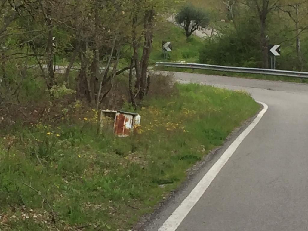 Elettrodomestico lasciato sulla SS 212, ennesimo segno di inciviltà
