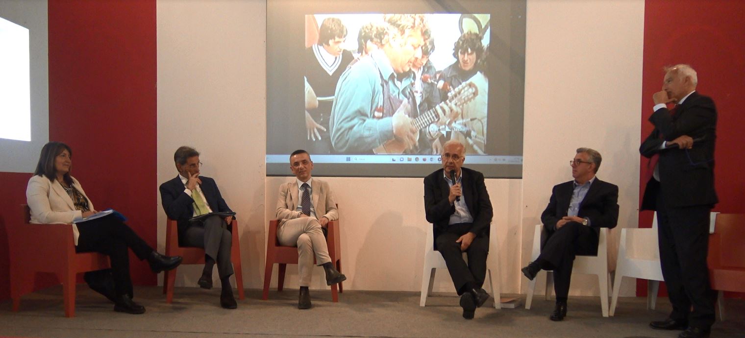 La fiaccola dell’Anarchia a Palazzo Paolo V