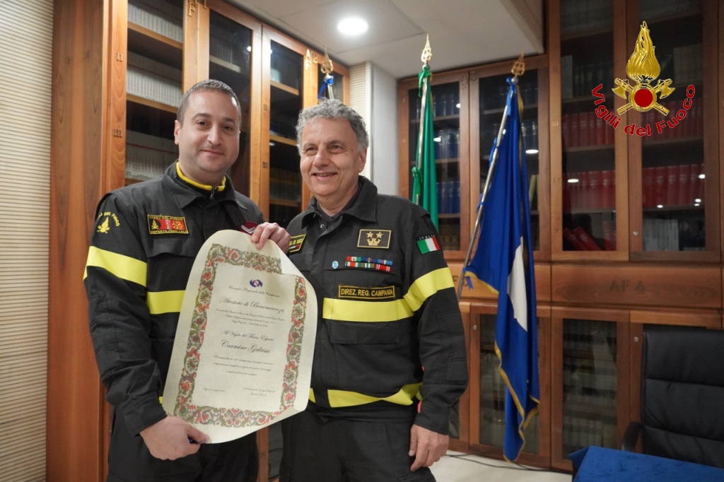 Avellino| Salvò una donna da un’abitazione in fiamme, premiato il vigile del fuoco Carmine Galasso