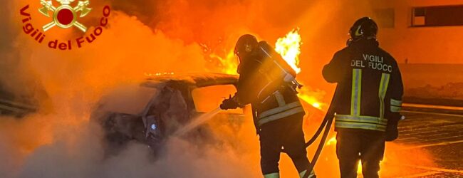 Avellino| Auto in fiamme nella notte a Borgo Ferrovia, intervengono i vigili del fuoco
