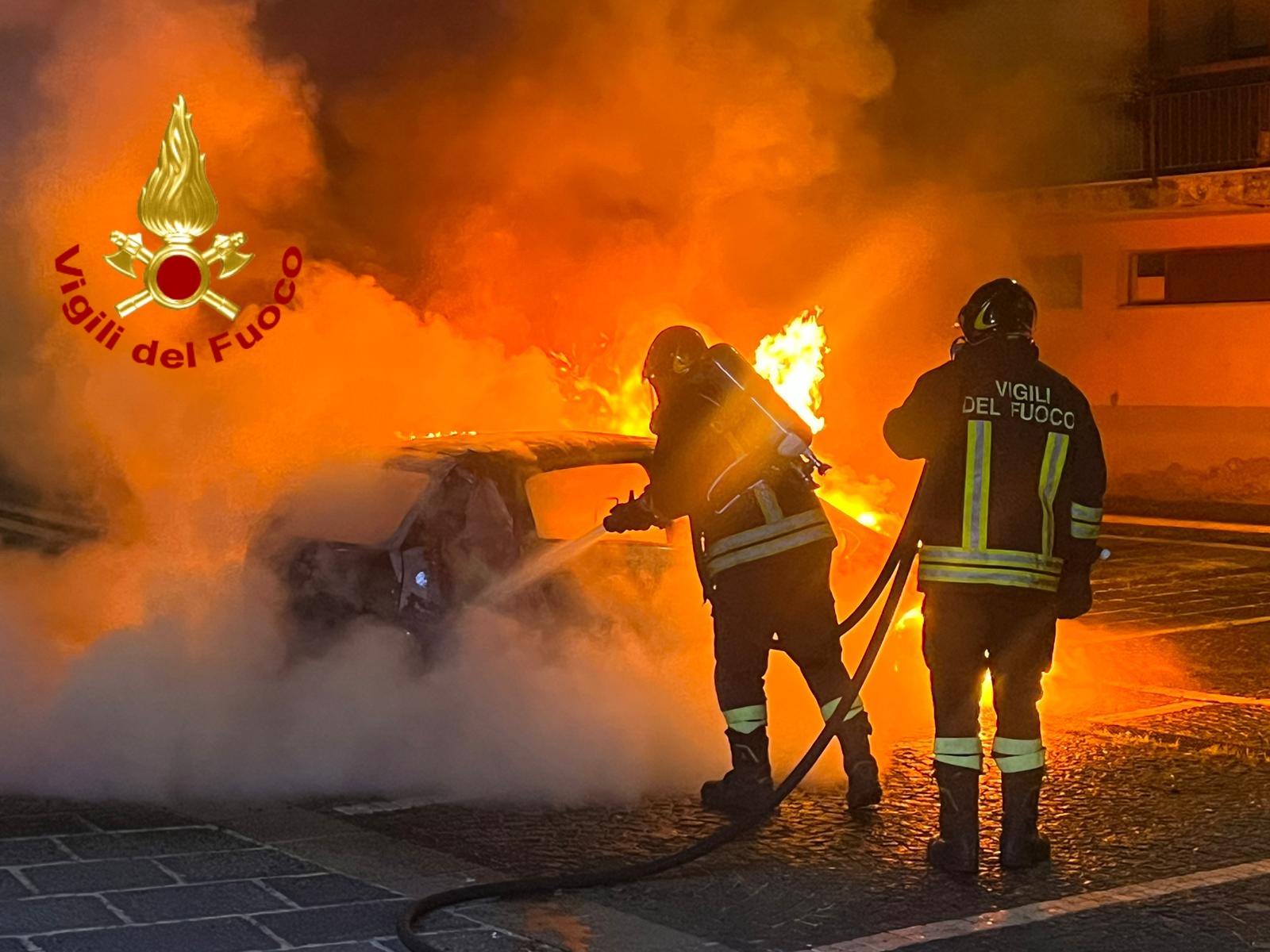Avellino| Auto in fiamme nella notte a Borgo Ferrovia, intervengono i vigili del fuoco