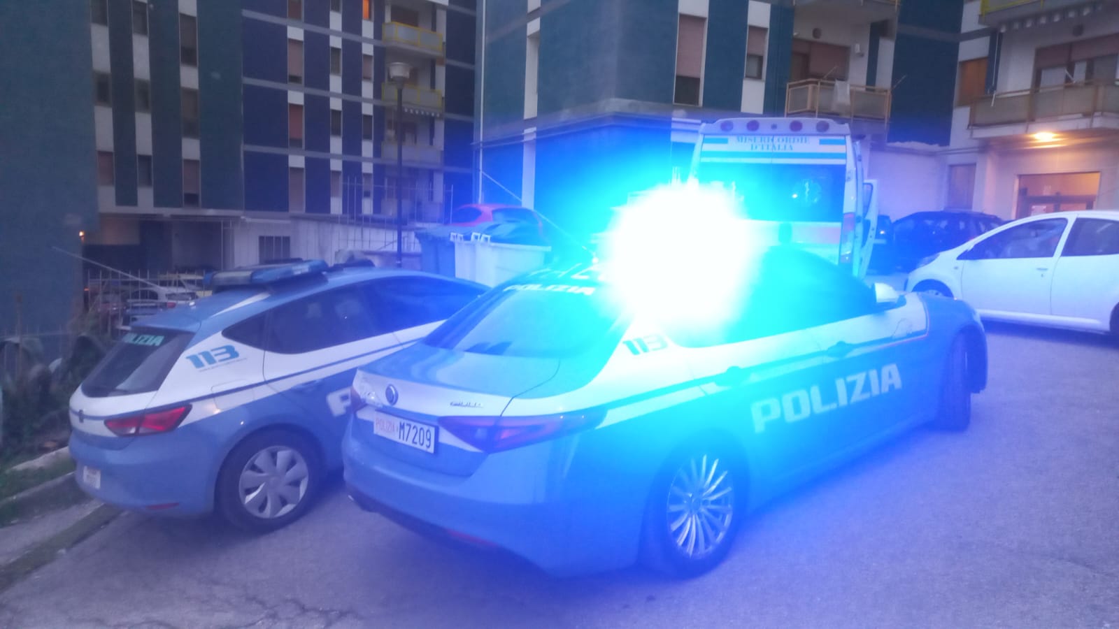 Giù dal settimo piano: è vivo