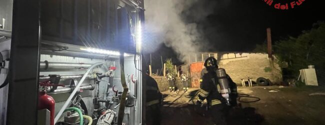 Cervinara| Incendio della notte in un deposito agricolo, 4 squadre di vigili del fuoco per spegnere le fiamme
